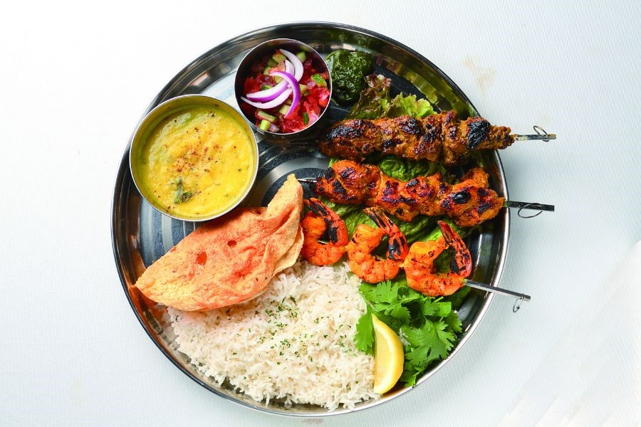 カレーやスパイスだれに漬け込んだラム、チキンなどのスパイシーな一皿