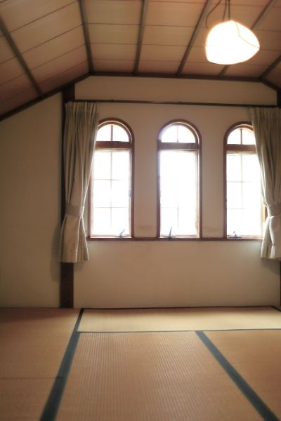 半円形アーチ窓が整然と並んだ部屋