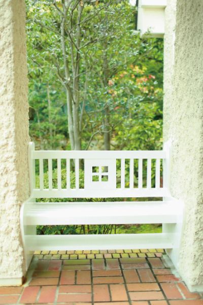 玄関脇のベンチ