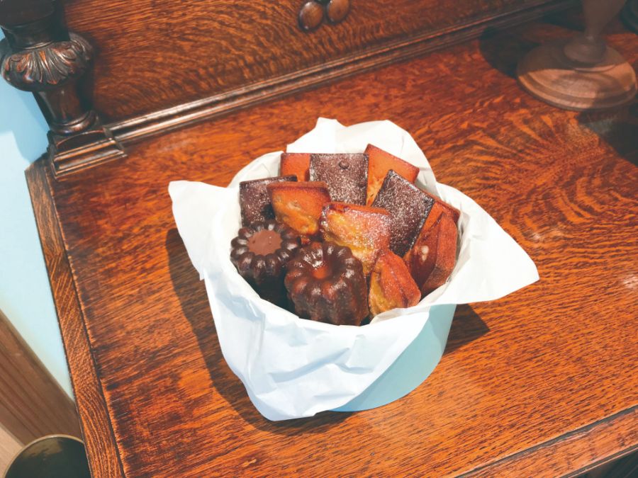 焼き菓子をそのまま箱につめた様子