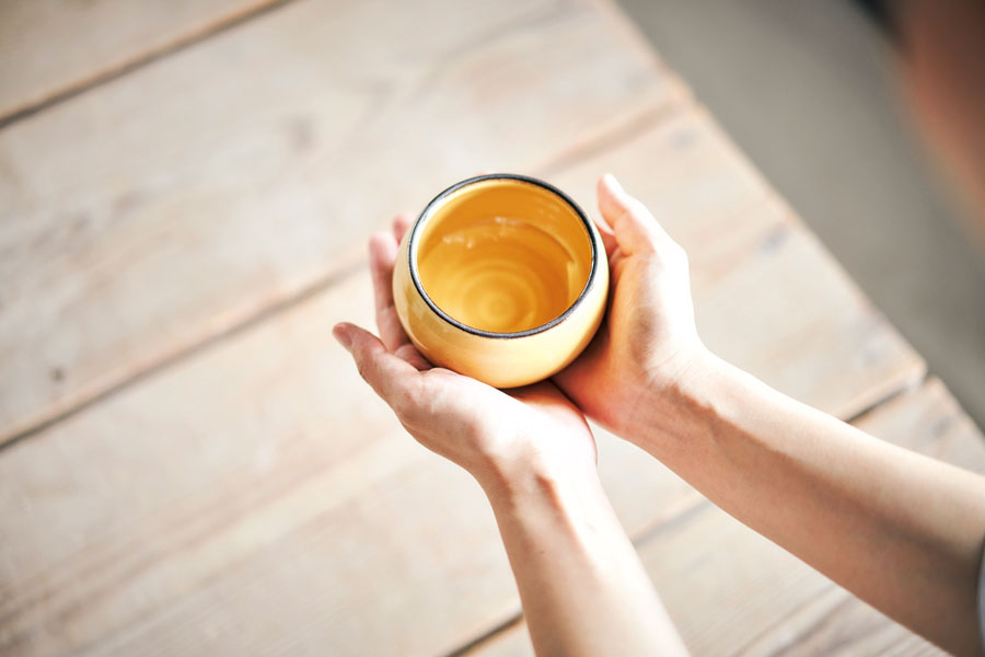 手のひらに乗せた完成したカップ