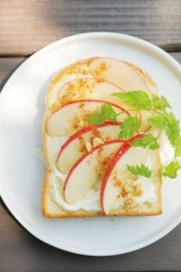 リンゴがトッピングされたトースト