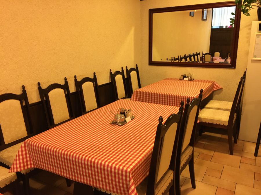 いすとテーブルにチェックのクロス