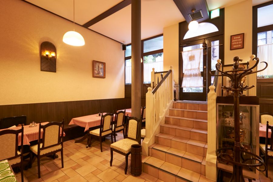 グリル十字屋の店内