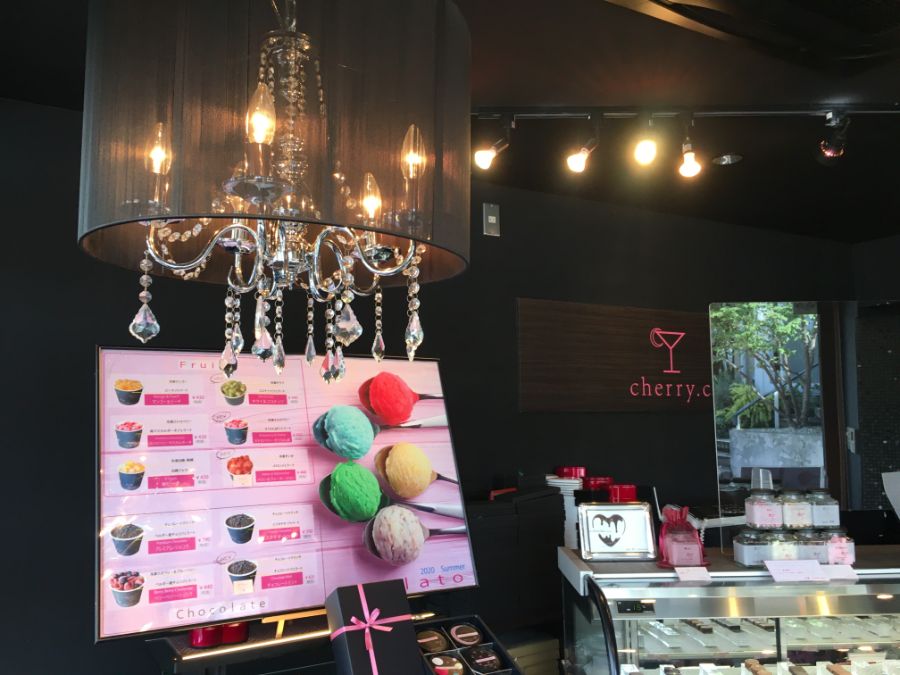 シャンデリアがかかったお洒落な店内