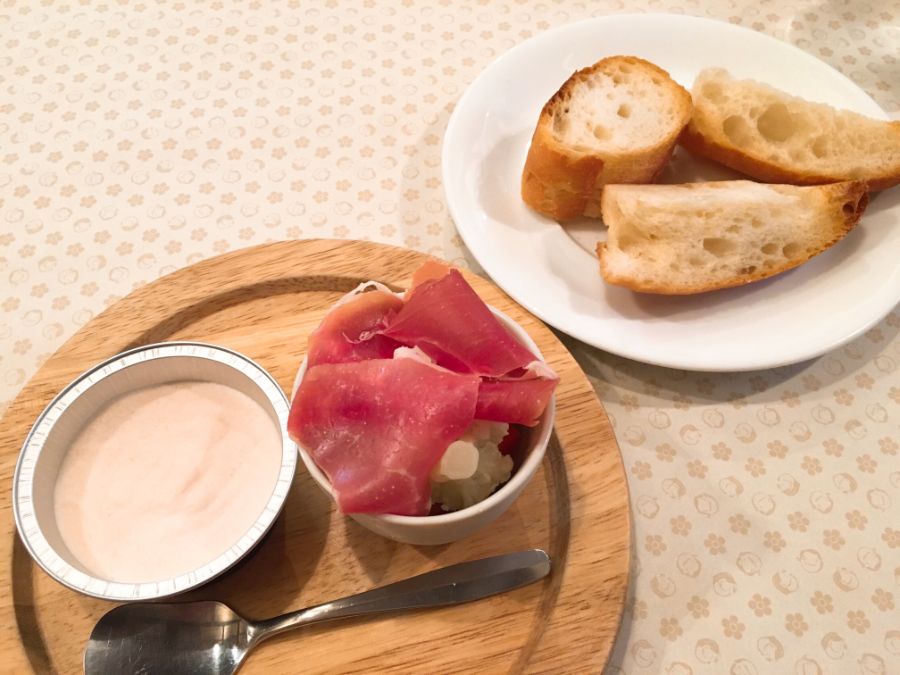 ハムムースと生ハムとバケット