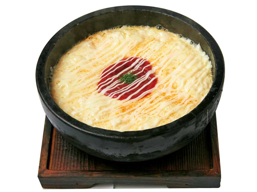 石焼鍋でぐつぐつ煮えたぎるチーズオムライス