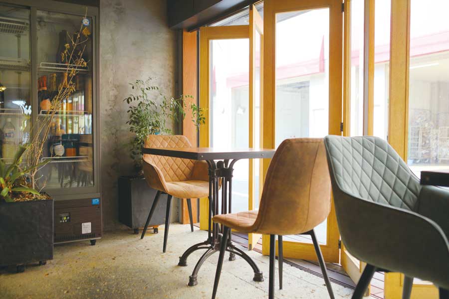 日が差し込む窓際の席