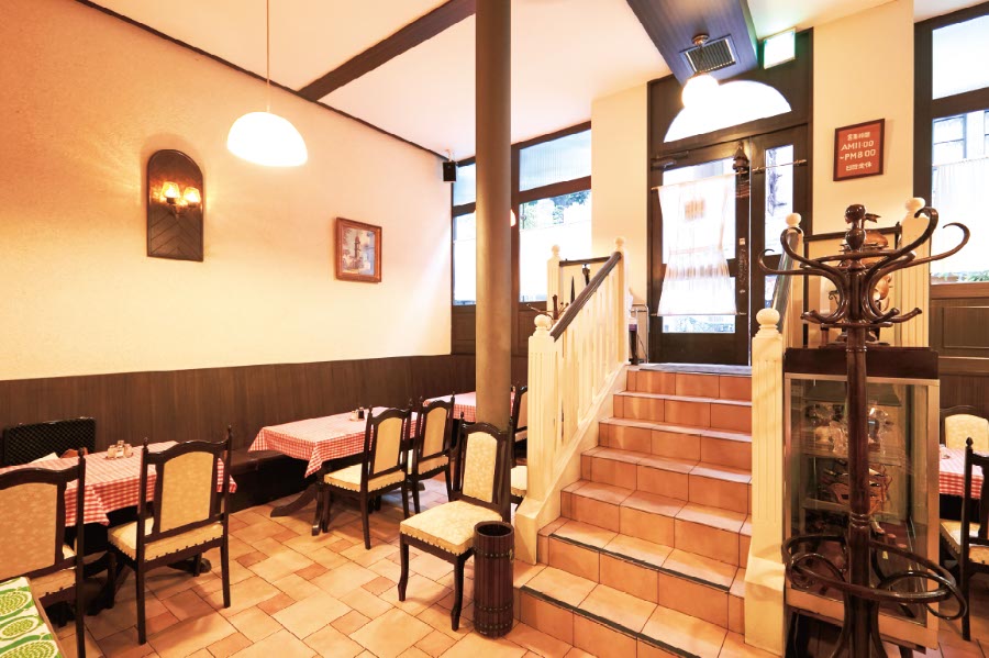 グリル十字屋の内観