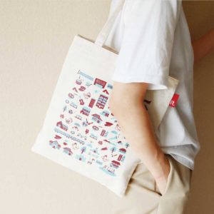 肩にかけたトートバッグ