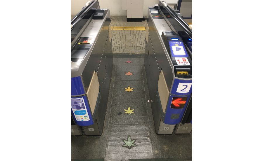 箕面がモミジの名所だとわかる改札