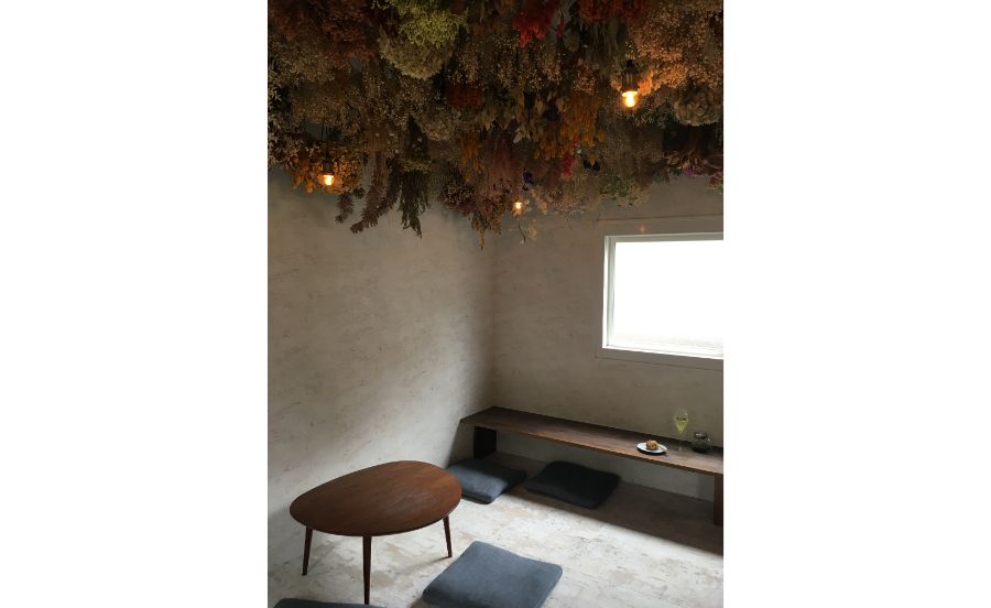 2階のイートインスペースはその華やかさに歓声が起きます