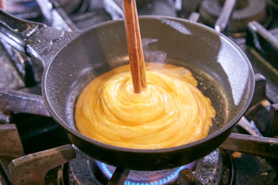 オムライスの制作中の様子。箸でくるくる巻いていく