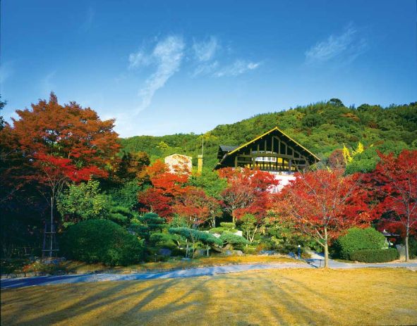 青空に映える紅葉と建物