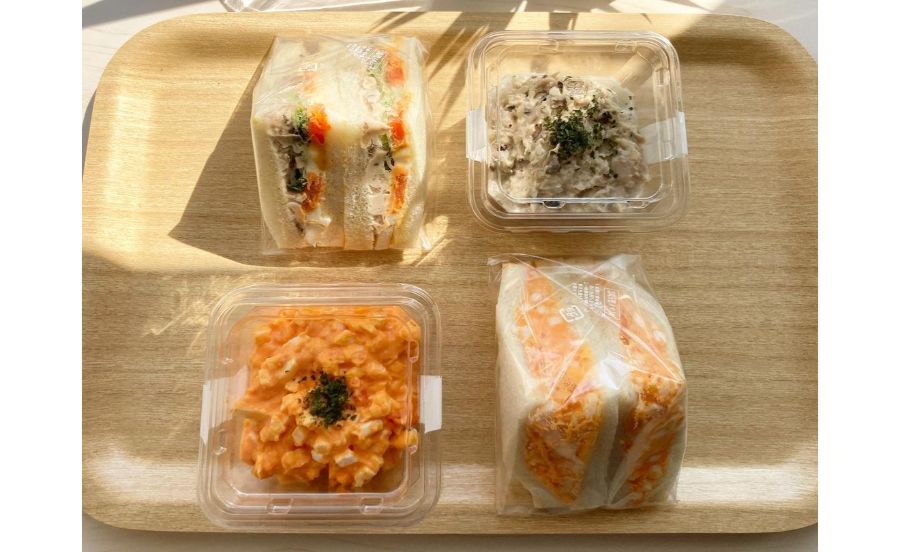 トレイに盛られたサンドイッチ