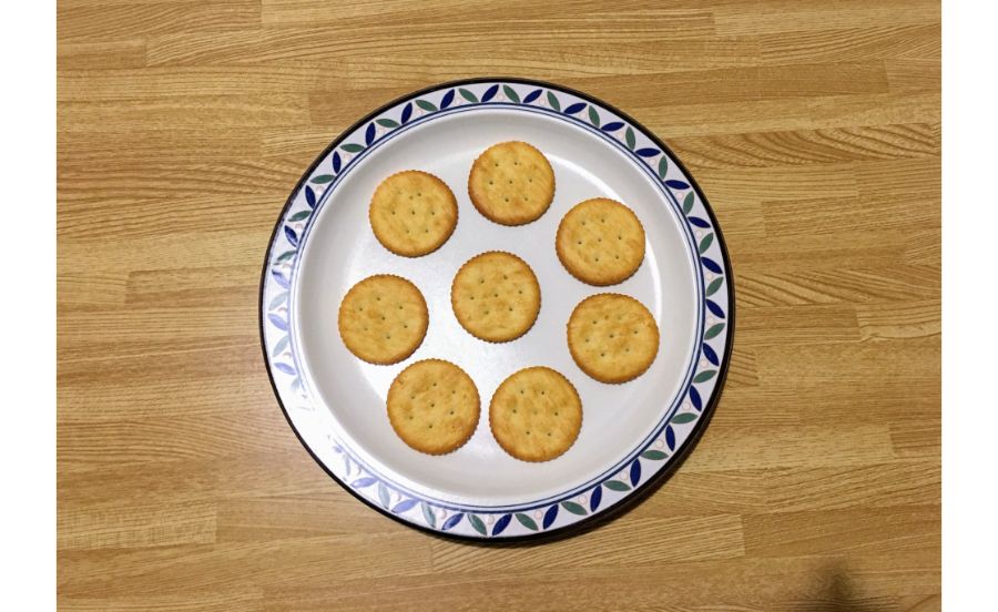 お皿に並べたクラッカー