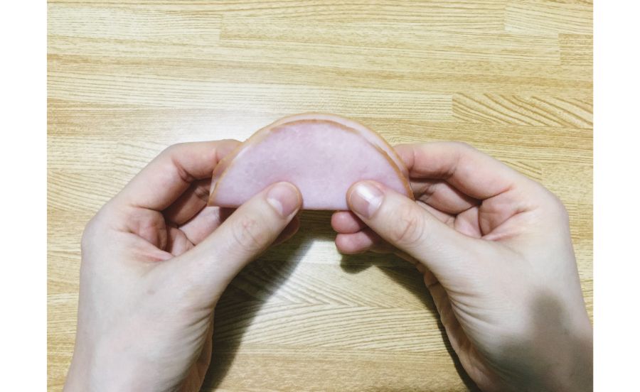 二つ折りにした薄切りハム