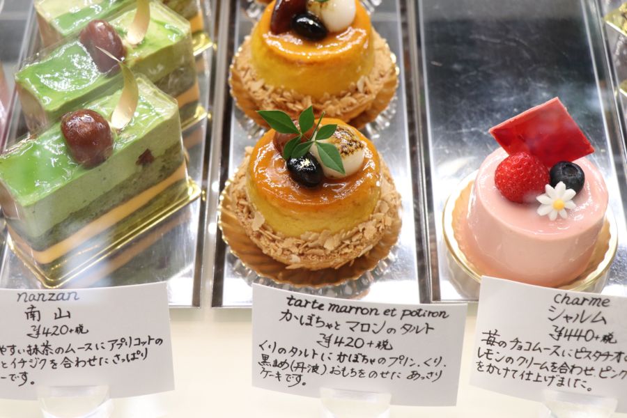 陳列されたケーキ