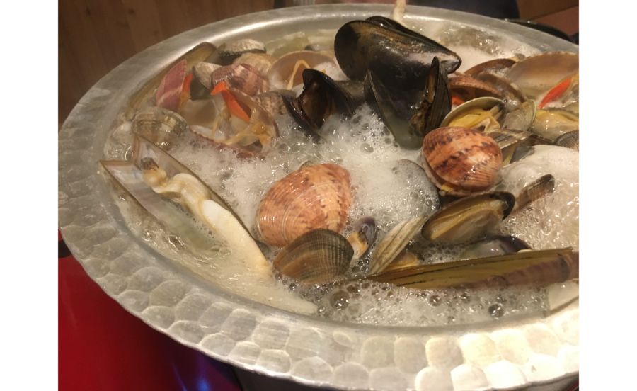 サーブされた時から貝鍋に貝がたっぷり