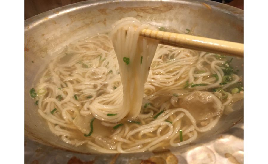 貝出汁をたっぷり吸った美味な麺