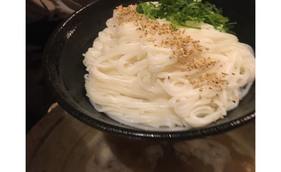 ゴマがアクセントになったお米の麺