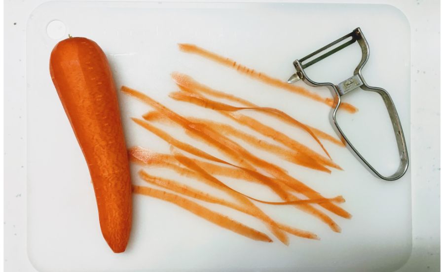 ピーラーでむいたニンジン