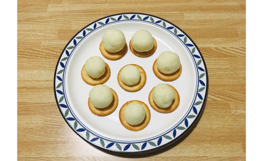 クラッカーの上にポテトサラダを乗せている