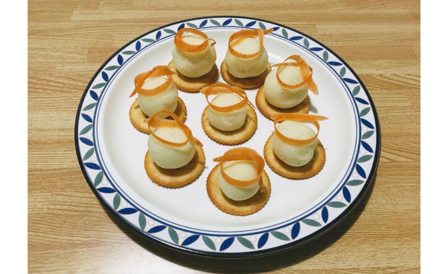 クラッカーの上にポテトサラダを乗せている