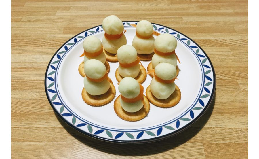 クラッカーの上にポテトサラダを乗せている