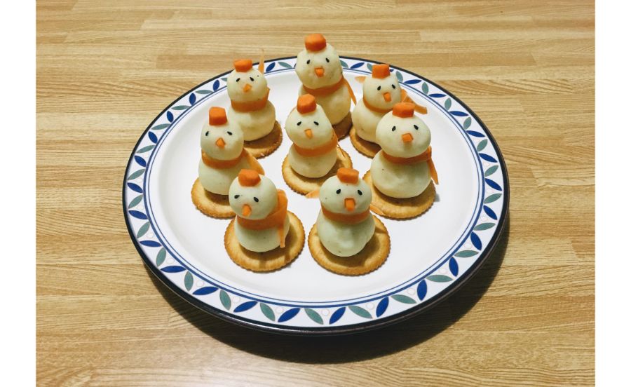 ポテトサラダを雪だるまみたいに飾りつけしている