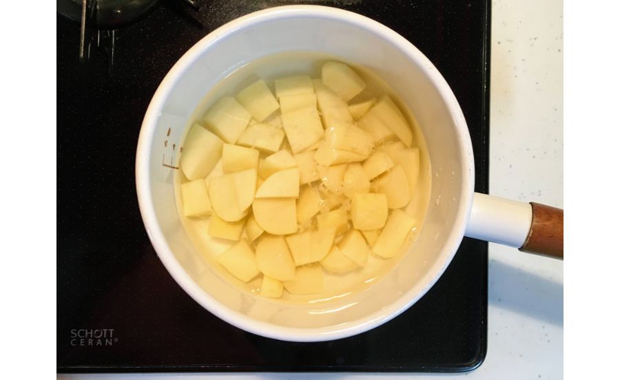 ジャガイモを茹でているところ