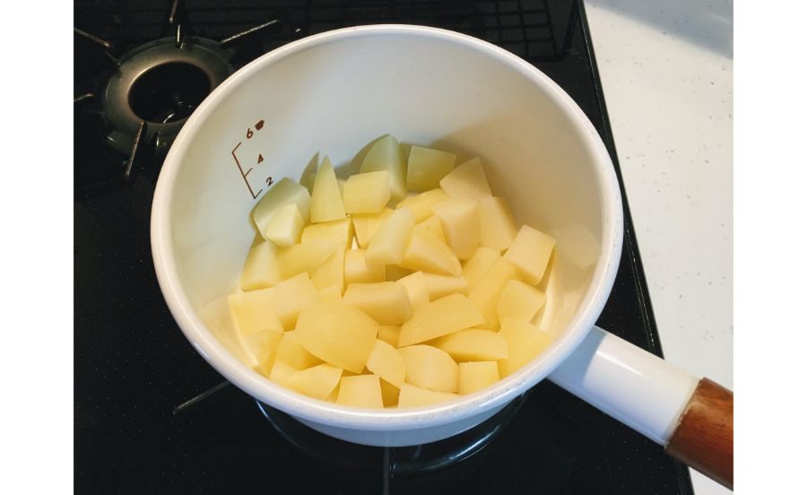 茹でたジャガイモの水分を飛ばしているところ