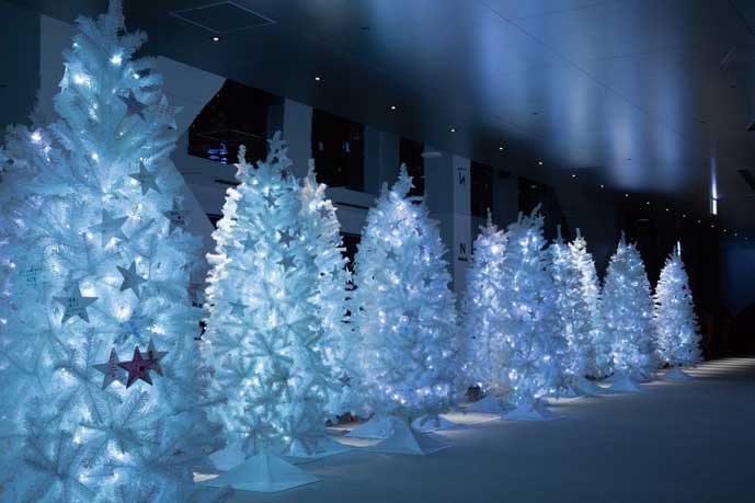 梅田スカイビル・空中庭園が「ホワイトツリーの森」に！11月20日からクリスマスイベント開催