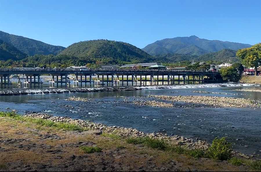 嵐山の中心地渡月橋付近