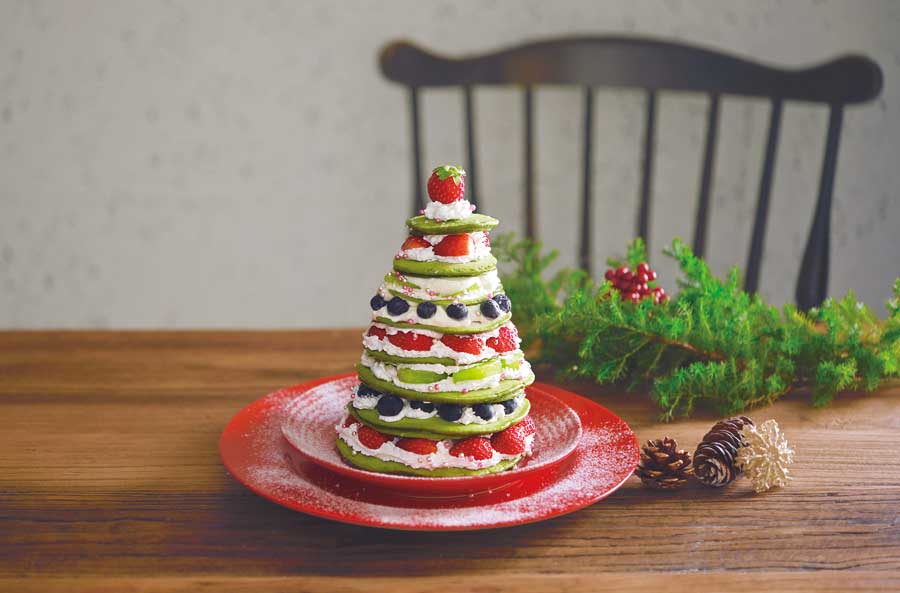 ツリー型にデコレーションしたホットケーキ