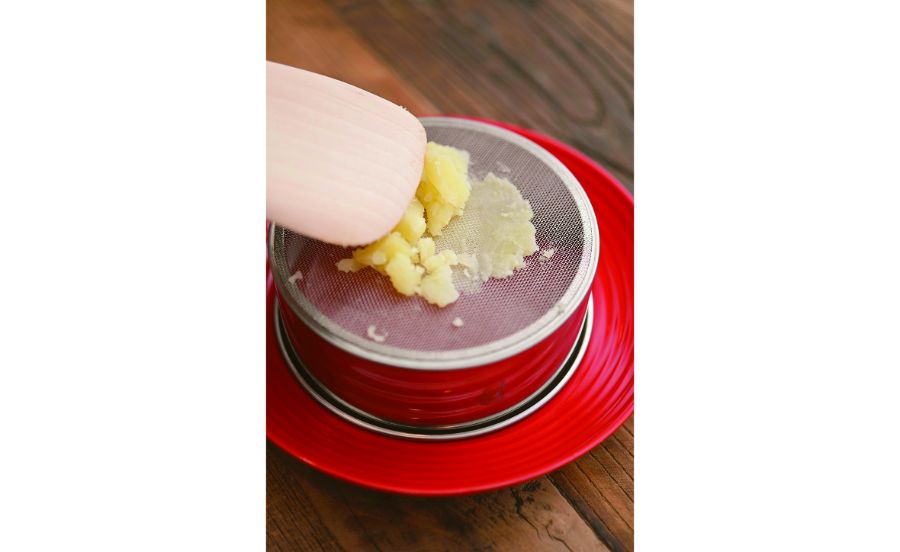 茹でたジャガイモを裏ごししている