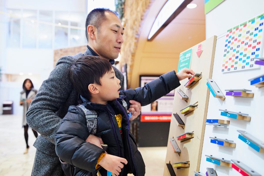 募金する親子の様子