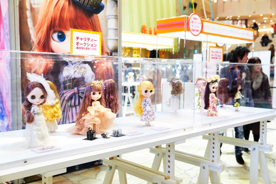 お洒落な衣装に身を包んだ人形が並ぶ