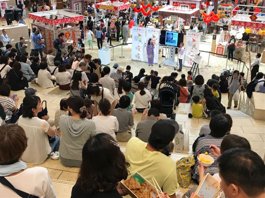 トークイベントには、多くの観客の姿が