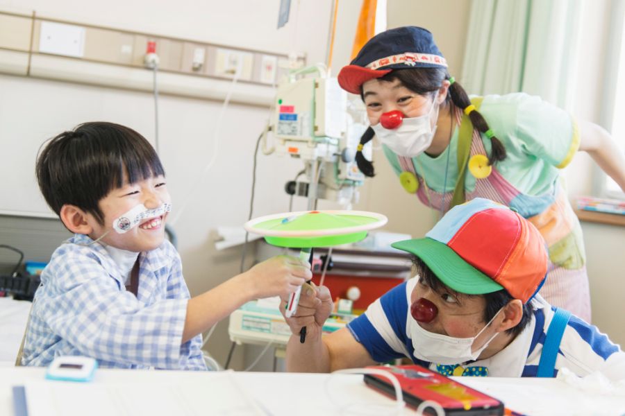 入院中のこどもの病室を見舞う臨床道化師