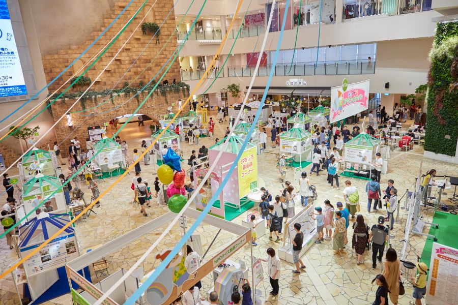 たくさんの人が集うNPOフェスティバルのブース