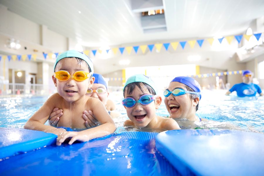 水泳をするこどもたち
