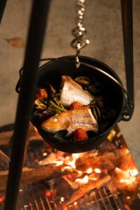 焚火の上のアクアパッツァ