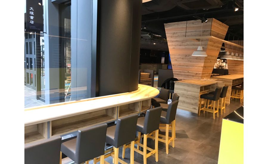 アンドコーヒー メゾンカイザーすいな室町店の内観