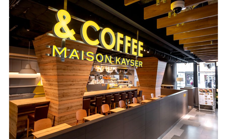 アンドコーヒー メゾンカイザーすいな室町店の内観