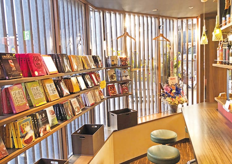 レトルトカレーが並ぶ店内