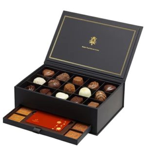 箱にたっぷり詰まったチョコレート