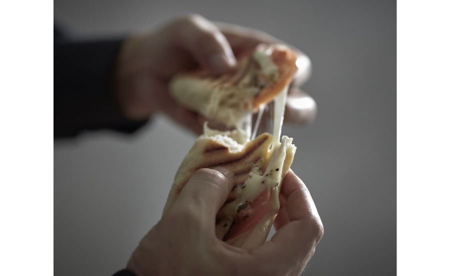 グランディールのパニーニを割っているところ