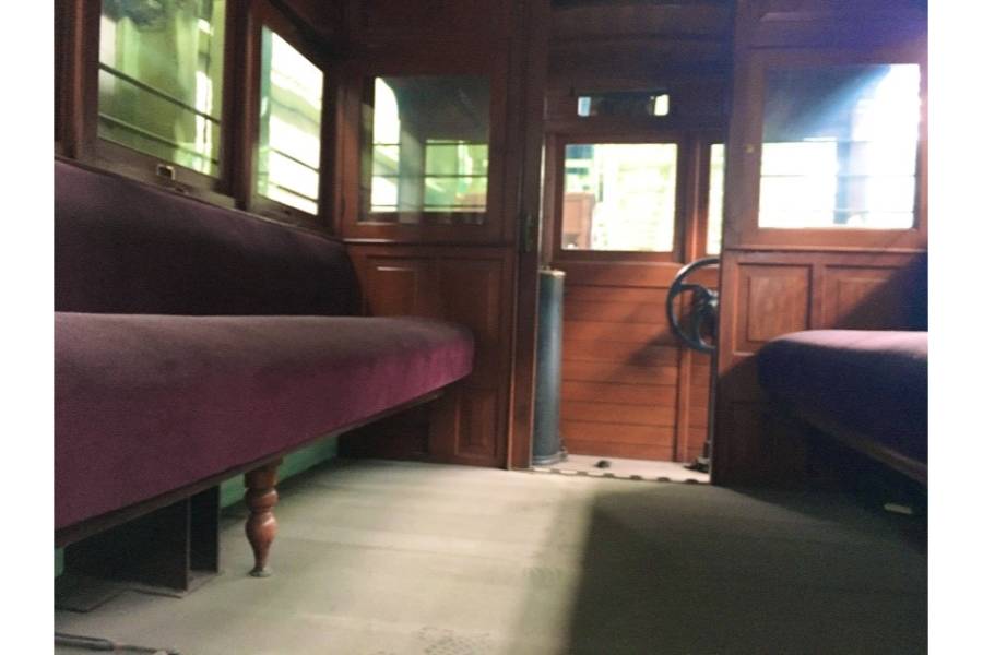 古い阪急電車の赤いシート