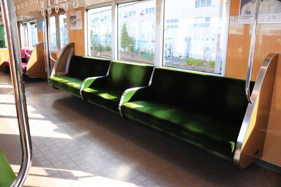 仕切りの付いたロングシート